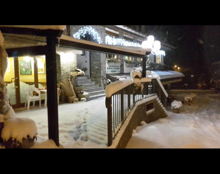 Ingresso con neve Foto - Capodanno Ristorante Moderno Valle Imagna